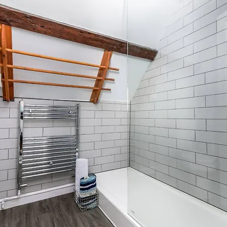 The Look Out Characterful * 惠特比